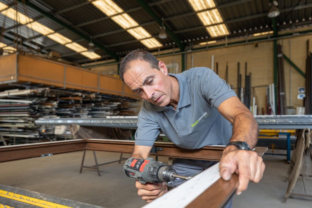 Operario de Estilmetal trabajando en su taller, fotografía industrial de MediaPS en Valencia