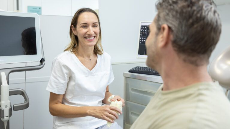 Profesional sanitaria atendiendo a un paciente en una clínica