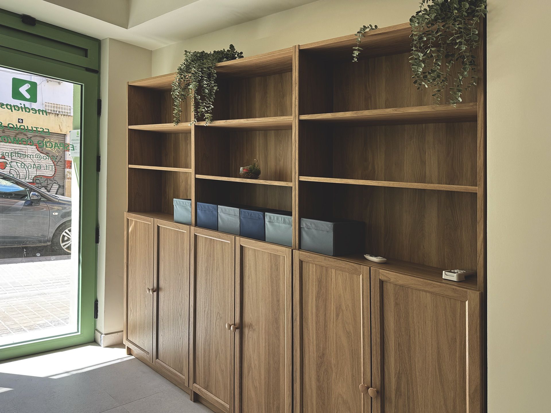Alquiler puesto coworking Benimaclet Valencia — mesa amplia luz natural