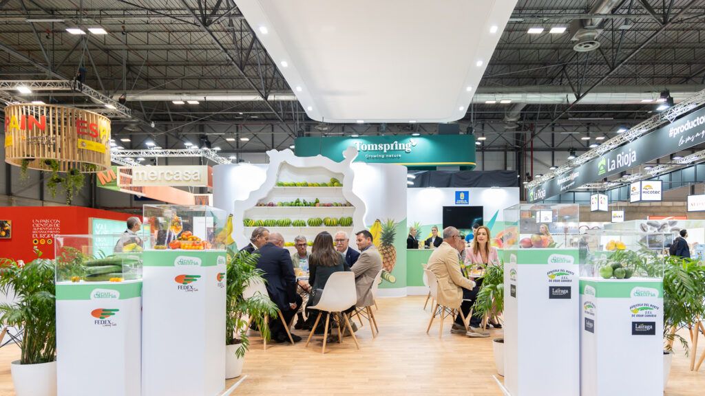 Comerciales en reuniones reales en un stand de feria, vídeo y fotos para ferias