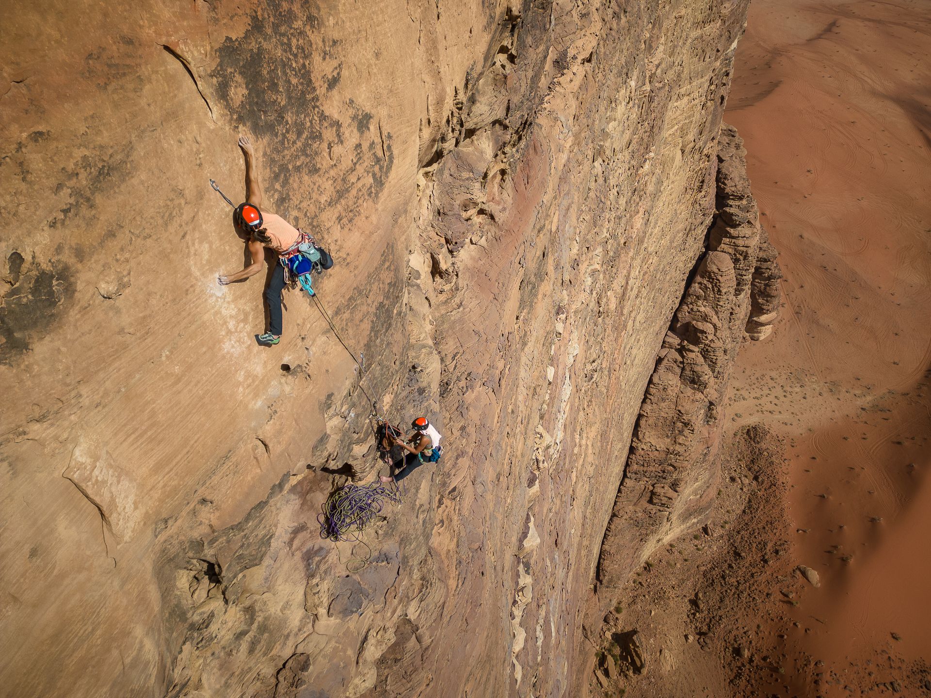 Alpinista del equipo femenino FEDME escalando en las paredes de arenisca roja de Wadi Rum, Jordania