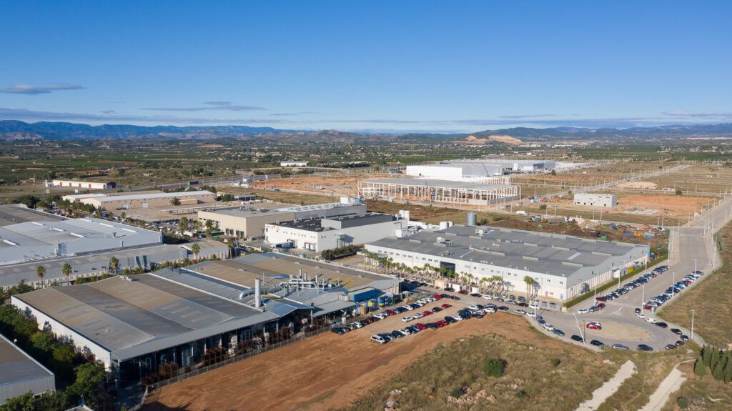 Equipo de MediaPS durante un rodaje de vídeo corporativo en las instalaciones de Plastic7A, Valencia