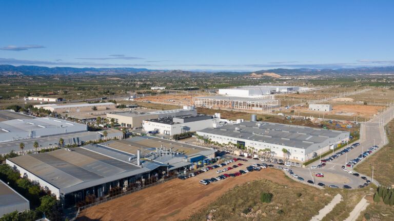 Equipo de MediaPS durante un rodaje de vídeo corporativo en las instalaciones de Plastic7A, Valencia