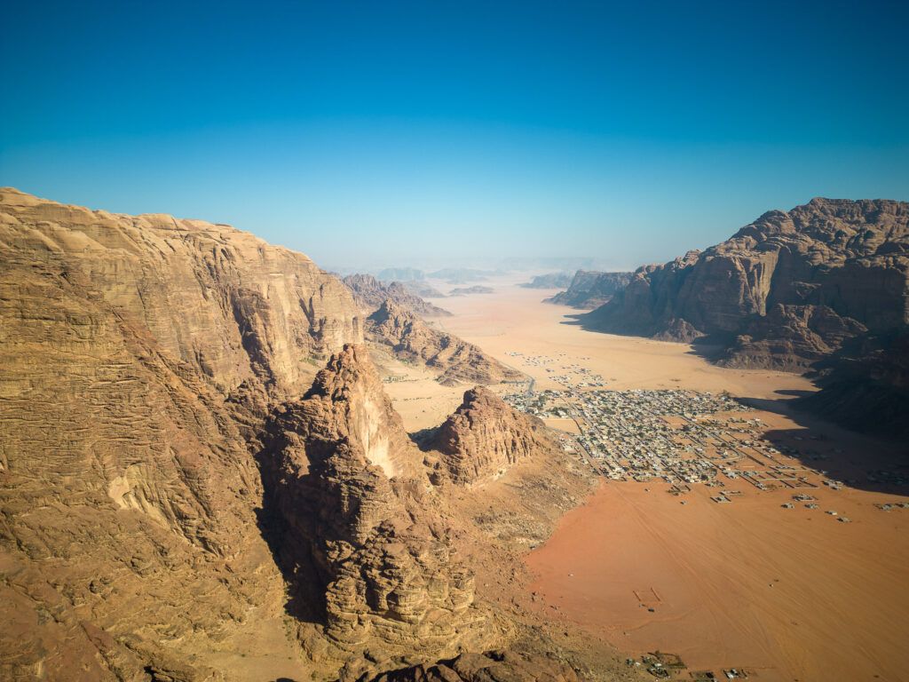 Equipo femenino de alpinismo de la FEDME en el desierto de Jordania, rodaje de Abriendo Camino Vol.1