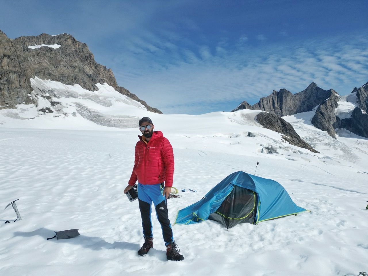 Rodaje en glaciar con tienda de campaña y cámara – MediaPS producción audiovisual