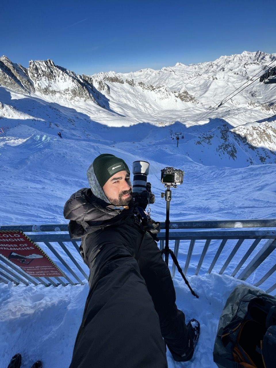 Selfie con trípode y cámara en montaña nevada – Juanmi de MediaPS