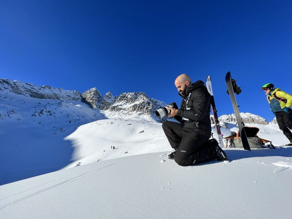 Juanmi Ponce grabando con cámara profesional en montaña - MediaPS productora audiovisual Valencia