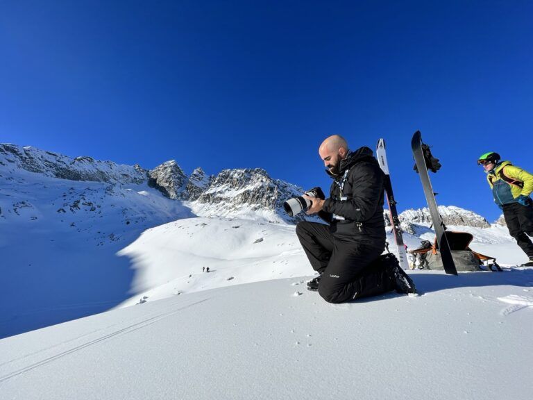 Juanmi Ponce grabando con cámara profesional en montaña - MediaPS productora audiovisual Valencia