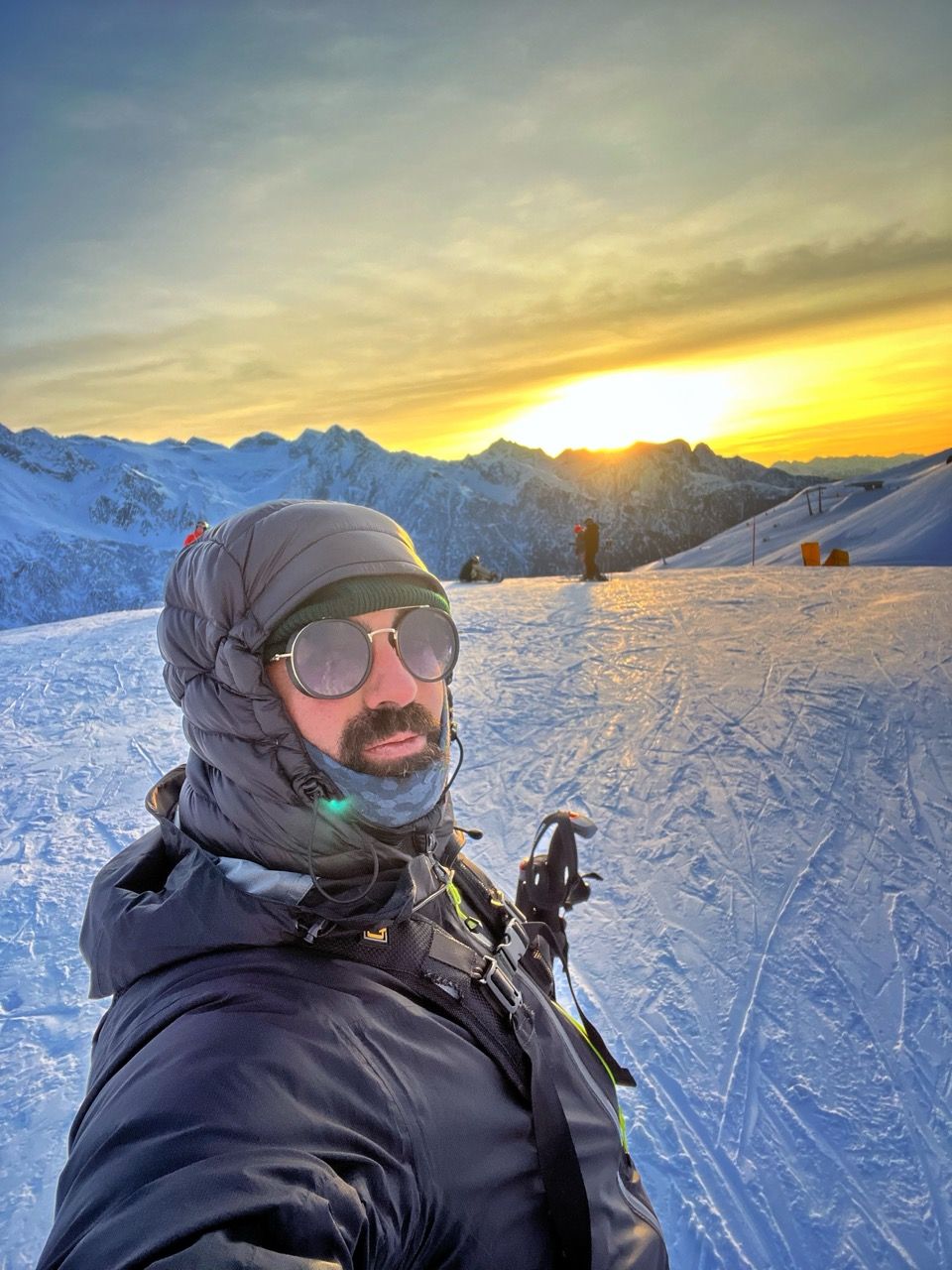 Atardecer en montaña nevada con gafas de ventisca – MediaPS audiovisual Valencia