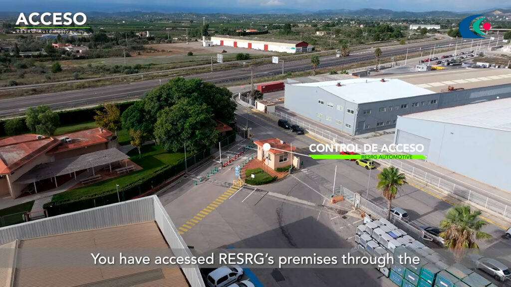 Plano aéreo con dron de una fábrica activa en Valencia durante el rodaje de un vídeo industrial