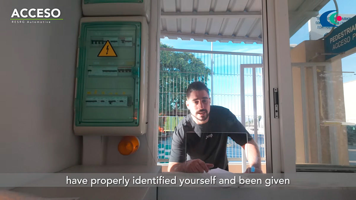 Técnico junto a un cuadro eléctrico durante el rodaje de un vídeo industrial en planta en Valencia