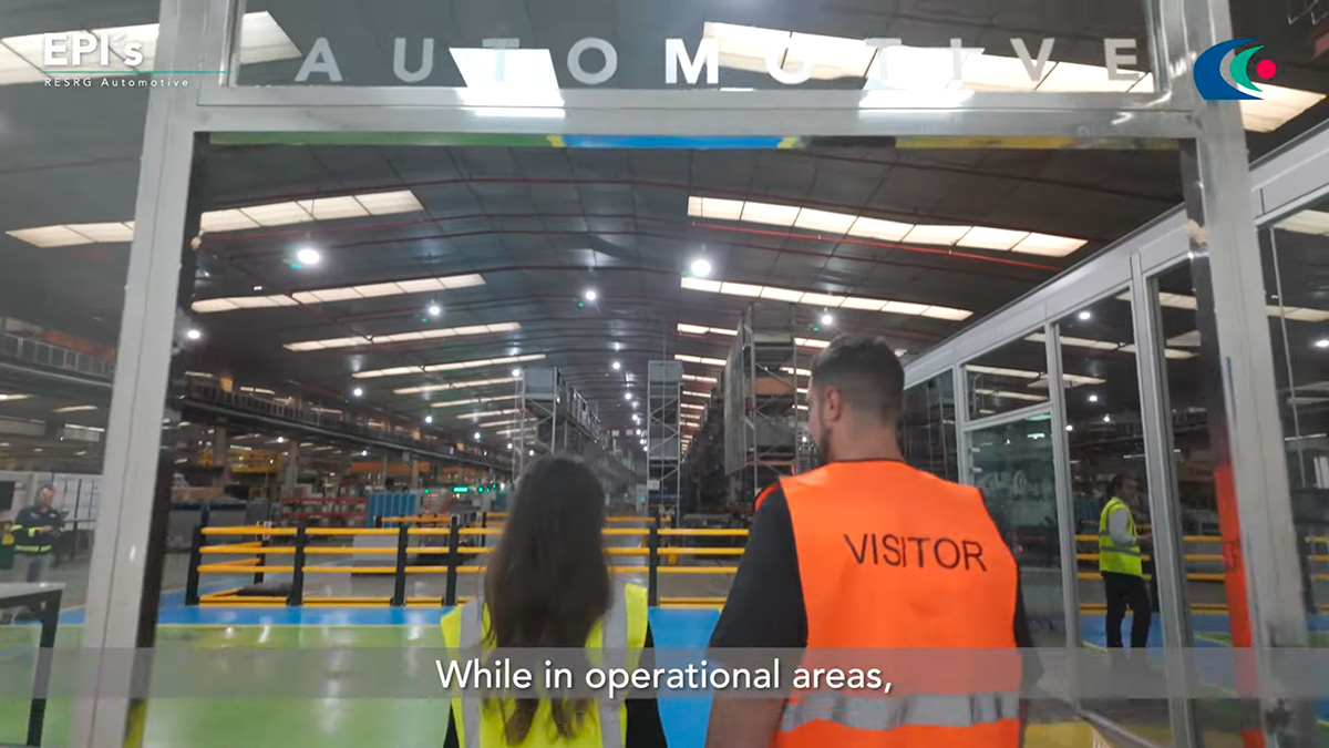 Interior de una fábrica de automoción en marcha durante el rodaje de un vídeo industrial en Valencia