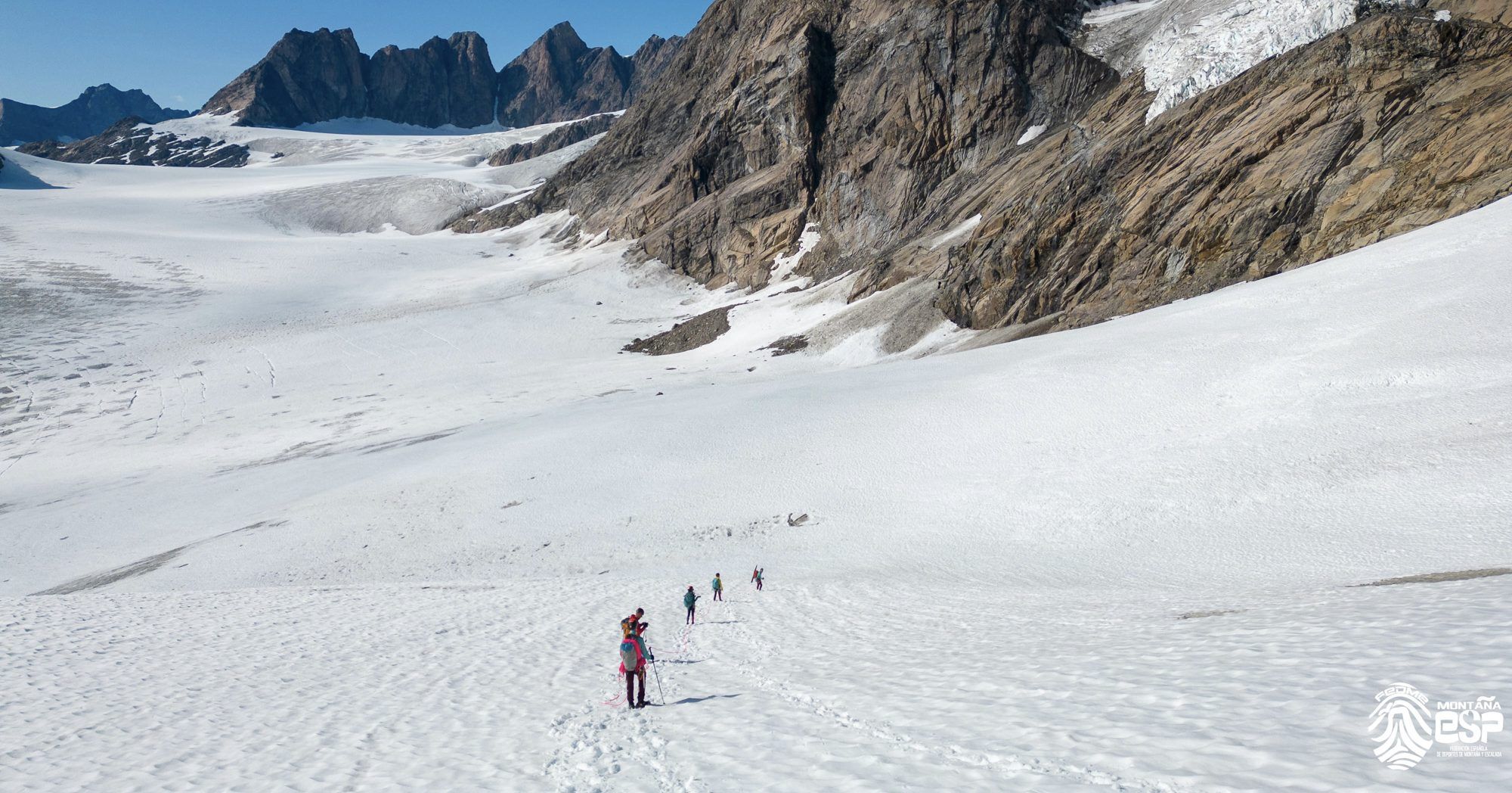Cordada de la expedición de MediaPS cruzando un glaciar en alta montaña