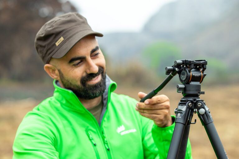 Juan Miguel Ponce, de MediaPS, productora audiovisual en Valencia, preparando la cámara en un rodaje