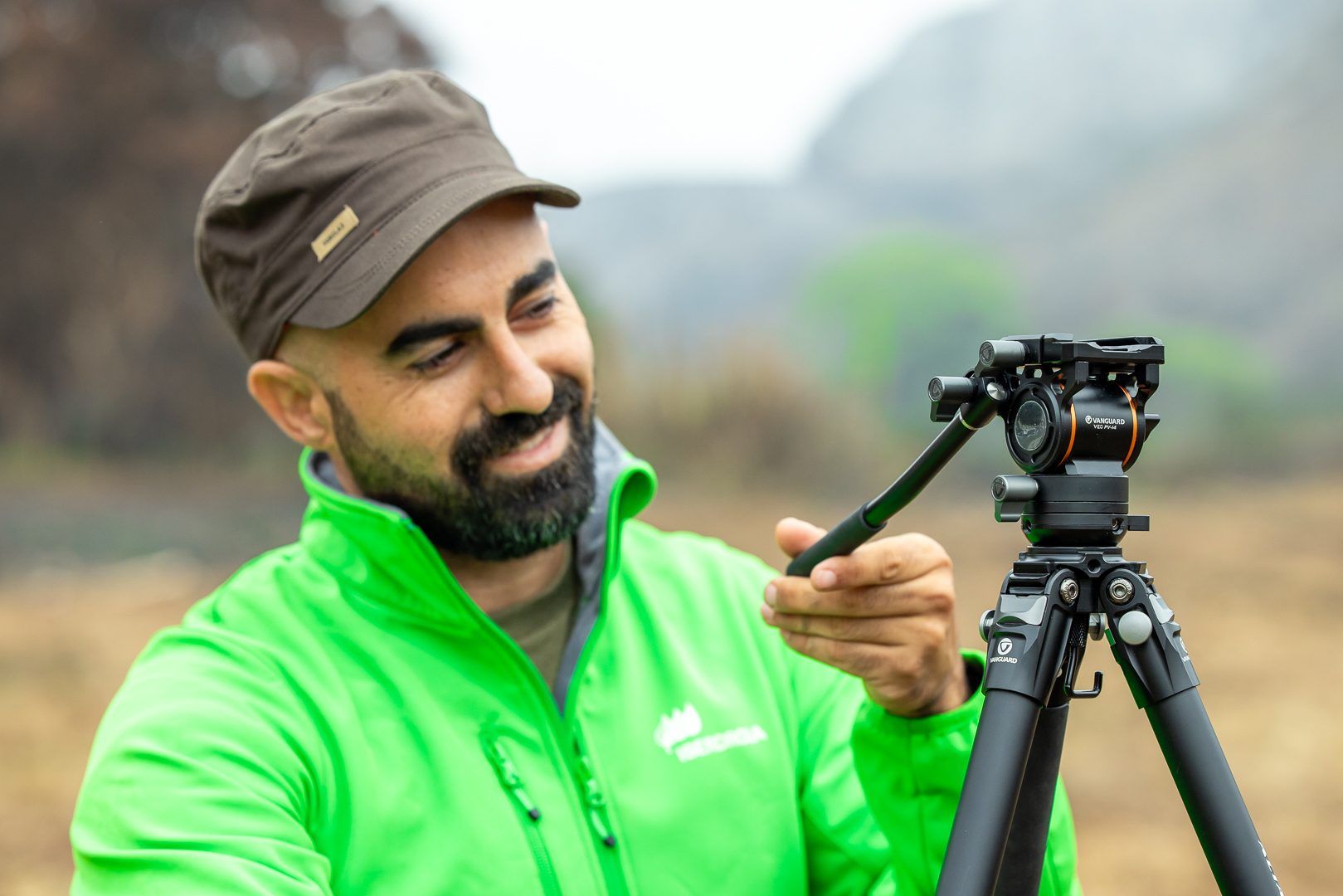 Juanmi Ponce, fundador de MediaPS, grabando en exteriores con cámara y trípode
